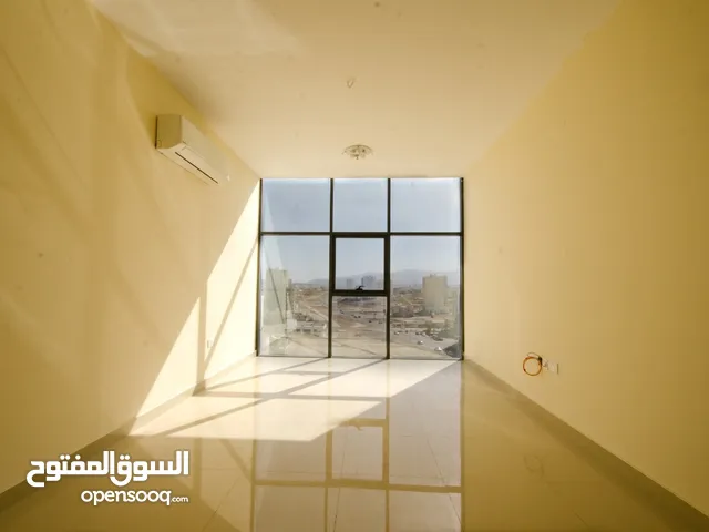 شقه مؤجر بعقد سنوي في قلب المعبيلة