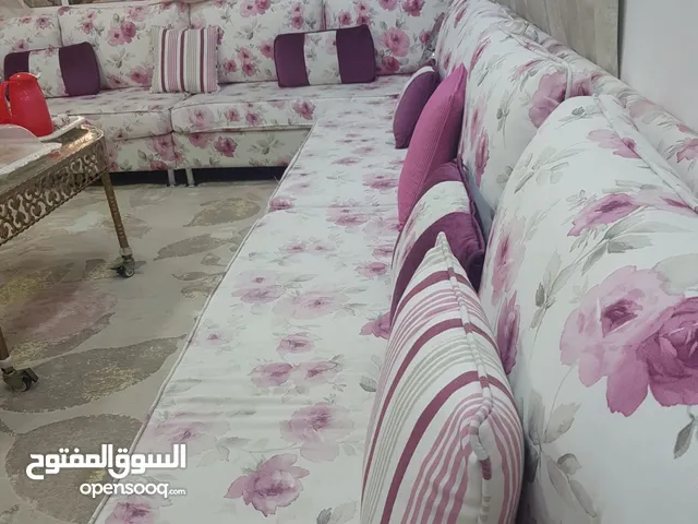 غرفة نوم خشب ممتاز كنب مجلس يتسع ل15شخص طاولة وكراسي 10اشخاص بحالة ممتازة