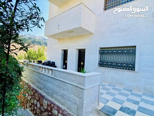 فيلا للبيع في صافوط طابقين وطابق تسوية الأرض 750m / مسطح البناء 600m / بناء حديث 4وجهات حجر
