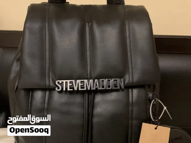حقيبة ظهر Steve Madden ، مصنوعه من الجلد الفاخر ، مميزة جدا تحتوي على اكثر جيب ، بلون اسود داكن