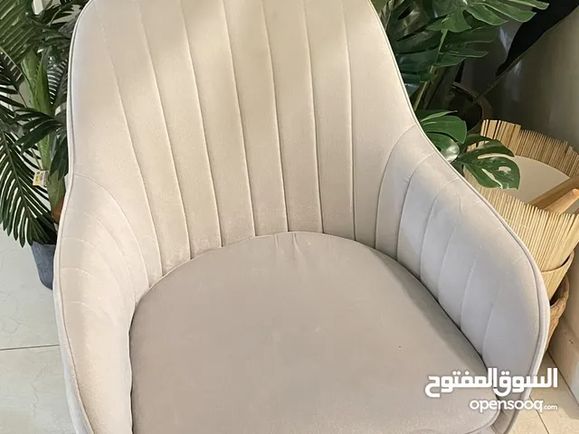طاولة وكرسي بحالة الوكالة table and 2 chair