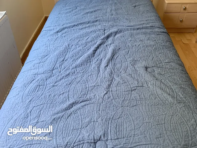 سرير مفرد ونص مستعمل بحالة ممتازة للبيع