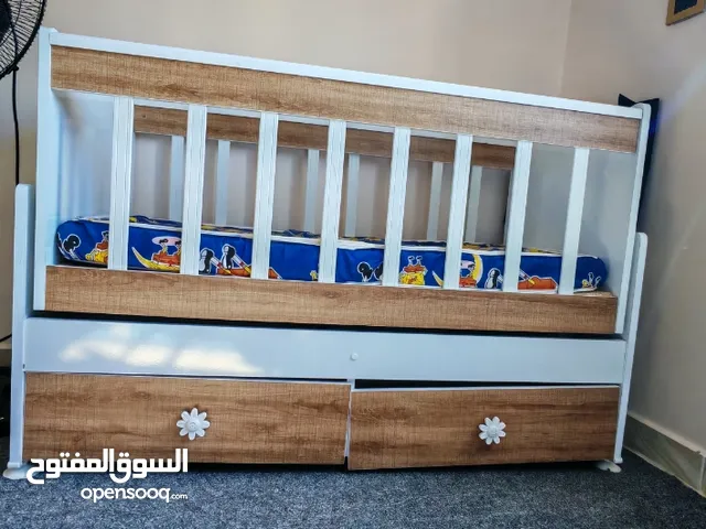سرير بيبي من حديث الولادة لعمر 5 سنوات هزاز مع الفرشه للبيع في إربد سما الروسان بحال الوكالة