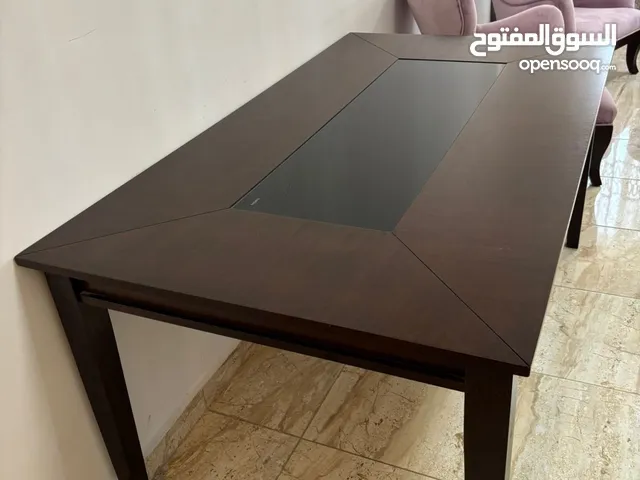 طاولة سفرة خشب وزجاج بحالة ممتازة – بدون كراسي – للبيع بداعي السفر