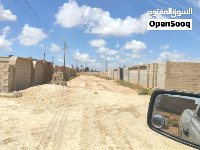 نصف هكتار عليه سور بالكامل وفيه استراحه عظم للبيع