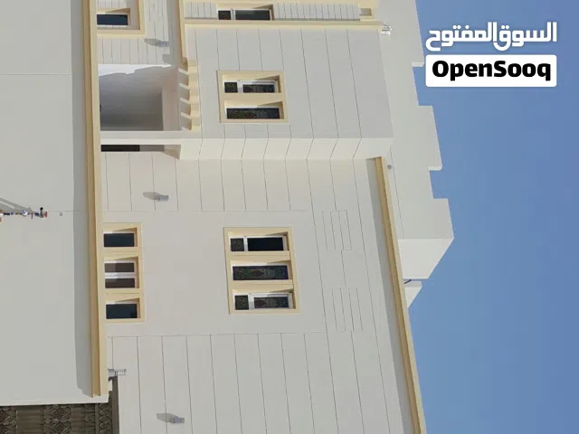 غرفة مع مطبخ ودورة مياه بموقع ممتاز وقريب الشارع والخدمات مسجد ومحلات تجاريه وقريب من مخرج شارع النز