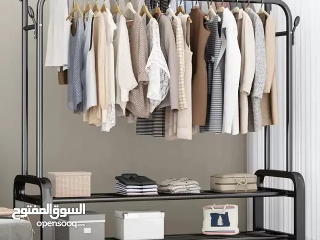 علاقة الملابس المعدنية العصرية مع ستاند أحذية رفوف سفلية واسعة لتخزين الأحذية  أو الصناديق والحق