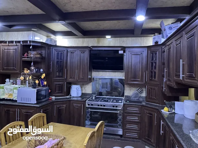 شقة طابق ارضي بحال الوكالة في اجمل مناطق اربد قرب المؤسسة العسكرية للبيع بسعر مغري