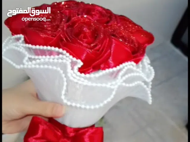 باقة ورد ستان وميدالية باقة ورد صغيرة ومسكة ورد وتوزيعات حنة متوفر حسب الطلب وبااسعار مناسبة ومختلف