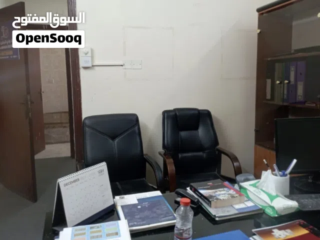 مكتب واجهه زجاج بحالة ممتازة وكرسي المكتب واثنين كرسي  وومكييف فشر بحالة ممتازة استعمال فترة بسيطة