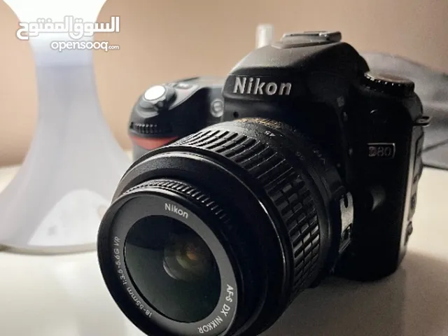 كامرة نيكون با حالة ممتازه ما جميع ادواتها الخاصة فيها وبا حاله ممتازة جدا