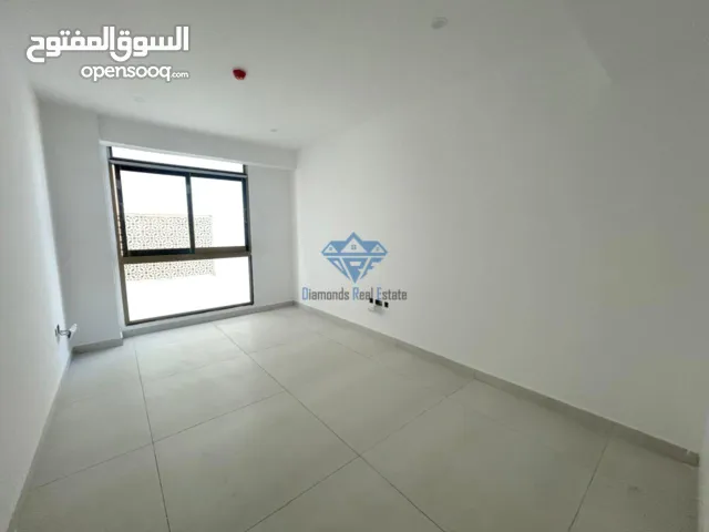 شقة للبيع في بوشر – مقابل عُمان مول