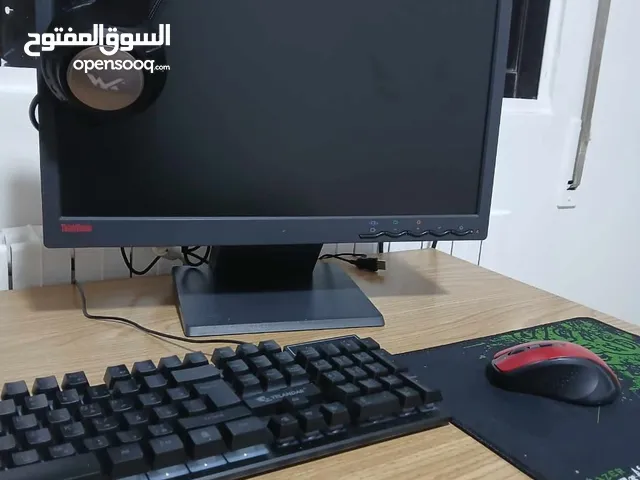 كمبيوتر بحالة الوكالة معه شاشة ماوس وكيبورد
