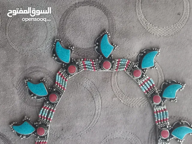 عقود ( طوق ) شغل يدوي من الحجار الفيروز و المرجان و البيس