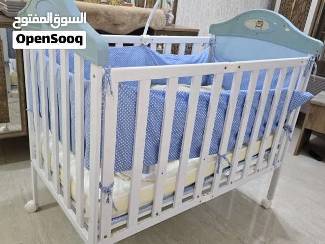سرير اطفال شبه جديدة