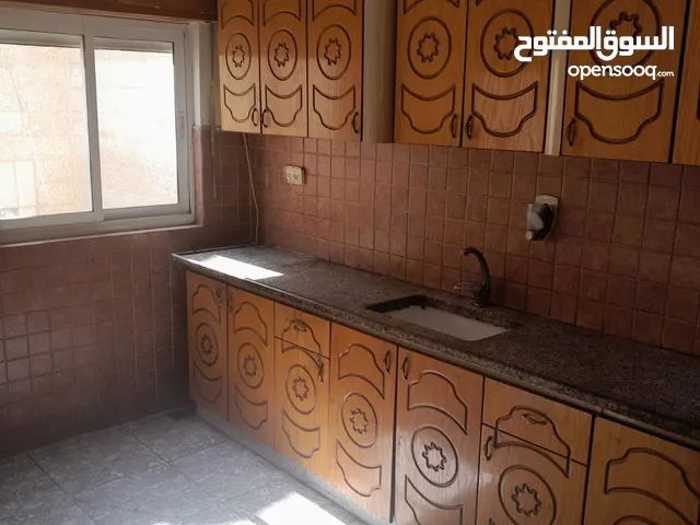 شقه فارغة للايجار في بتونيا طريق عين عريك تبعد 200م عن دوار الفواكه