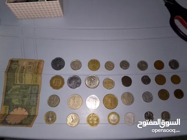 عملات معدنية قديمة. عملة من عهد حكم السلطان العثماني عبد الحميد خان. وعملة لواحد يورو سك محدود
