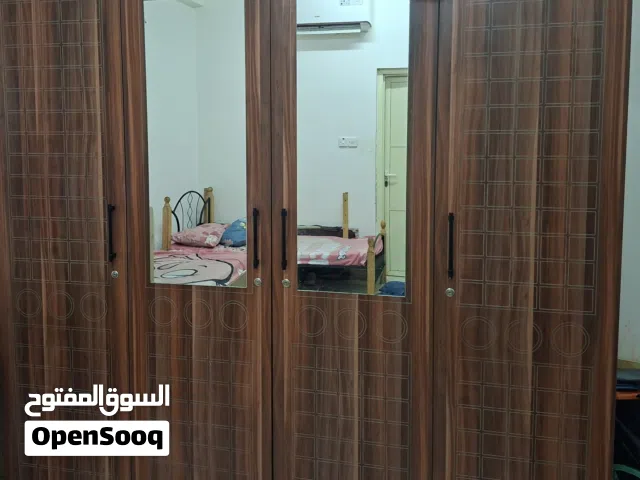 اثاث منزلي للبيع سريرين وطقم جلوس وخزائن للملابس وثلاجة استعمال خفيف للغاية