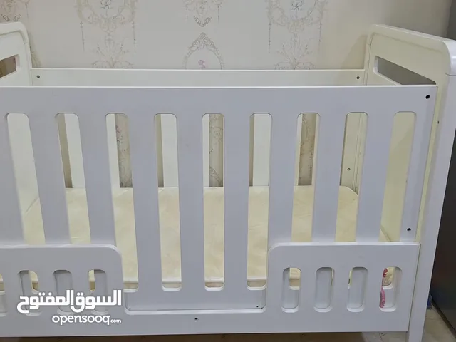 سرير أطفال من جونيور نظيف وبحاله ممتازه