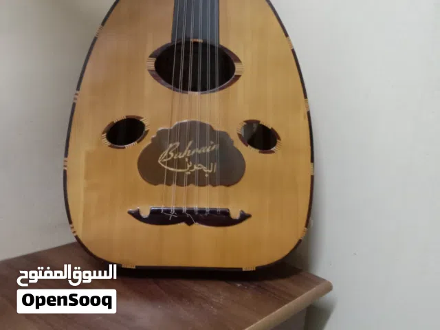 عود بحريني قديم سنة الصنع2000 موديل تصميم عراقي عمر العود 26 سنه