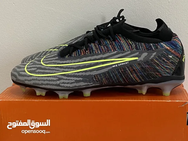 حذاء كره قدم براغي الحذاء من ماركه نايك تقليد درجه أولى الحذاء غير مستعمل يوجد ب كرتونه