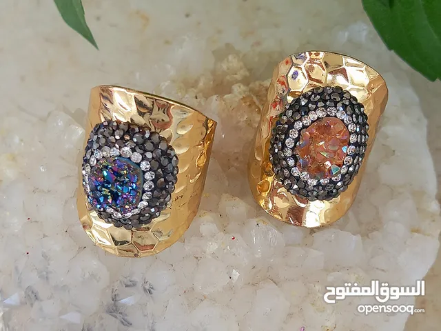 صنع بكل حب من الاحجار الكريمة