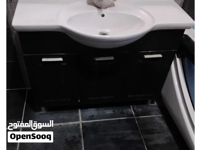 مغسلة حمام مع خزانتها للبيع نظيفه جدآ 60 دينار لون بني غامق