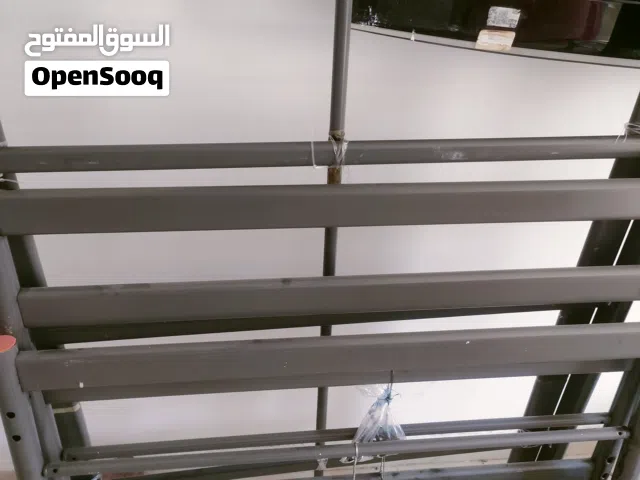 سرير يرتبط بمسامير