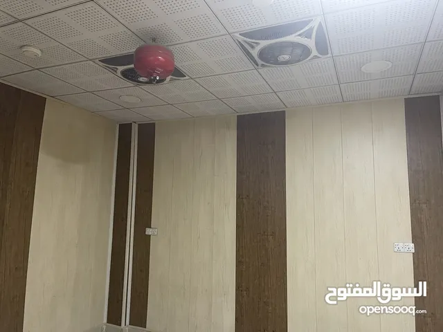 مكتب مع مطبخ و حمام يصلح ان يكون سكن