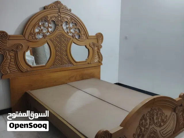 كنتور و سرير ذات خشب نوع فاخر استعمال نظيف السعر 950 الف.