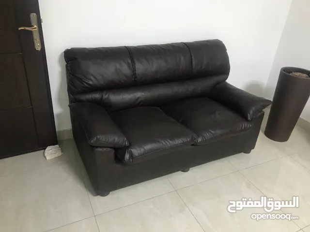 كنب مكتب ثنائية جلد لون بني بحالة ممتازة
