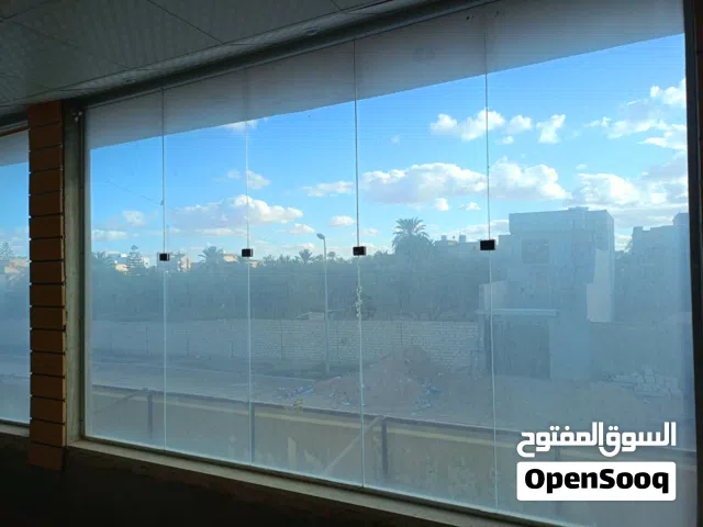 زجاج عادي  10ملي. مقاس4×4واجهت 3سرانتيات  4×4 حالته جيدة  مكان الزاوية