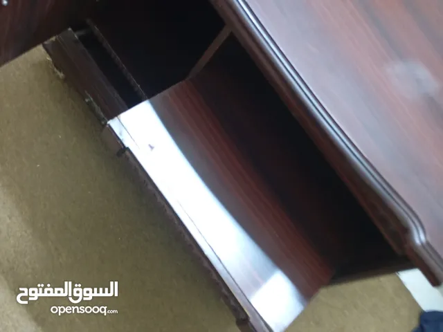 طاولة شاشة تلفاز   و ريسيفار     مستعملة   خشب للبيع
