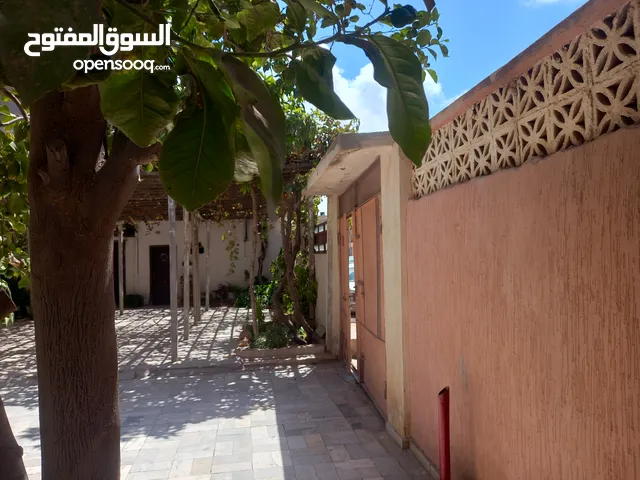 للبيع فيلتين  من مالكها والملك لله وحده مساحة الارض 900 متر الموقع سكنى بإمتياز