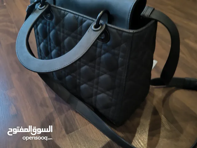 شنطه كرستيان ديور اصليه جديده لم تستخدم الا لمرتين فقط .. فرصه لمقتنين الماركات