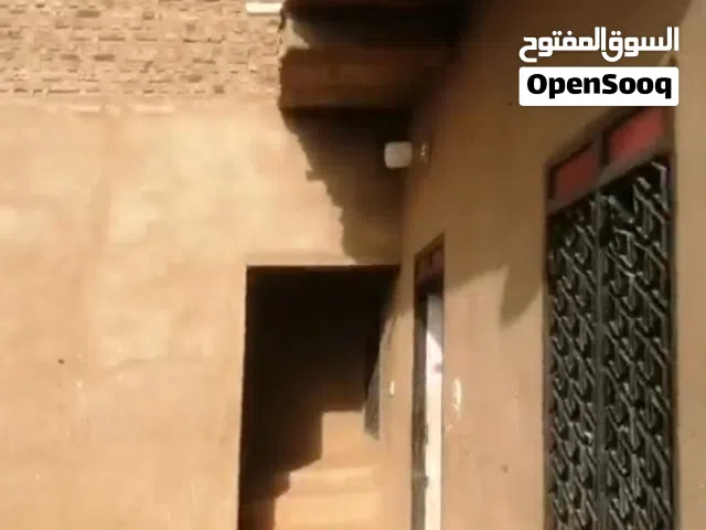 منزل للإيجار وفيه شقة في السطح