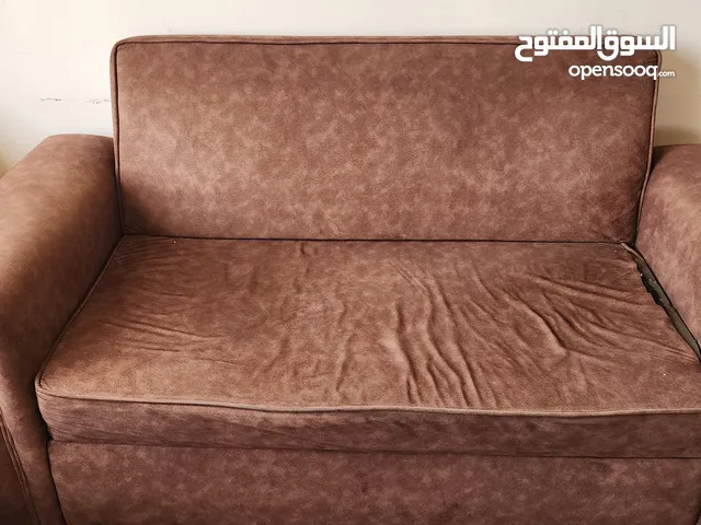 كنب(ثلاثية +2ثنائية) قابلة للفتح لغايات التخزين وطاولة و2 طربيزة في مرج الحمام