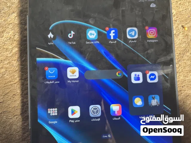 ايباد استعمال خفيف مع الشاحن والكرتونه ومعه كيبورد جديد هديه وكفر الشركه بسعر مغري