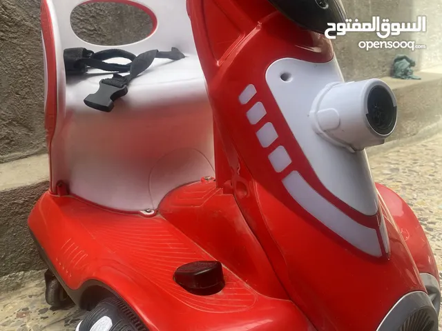 سيارة اطفال حمراء