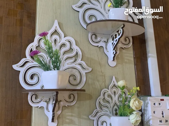 رفوف  ديكور بلون ابيض ودزاينات مميزة نظيفات وم بيهم اي كسر او ضرر كلهم ب10 الاف بس ويوجد توصيل