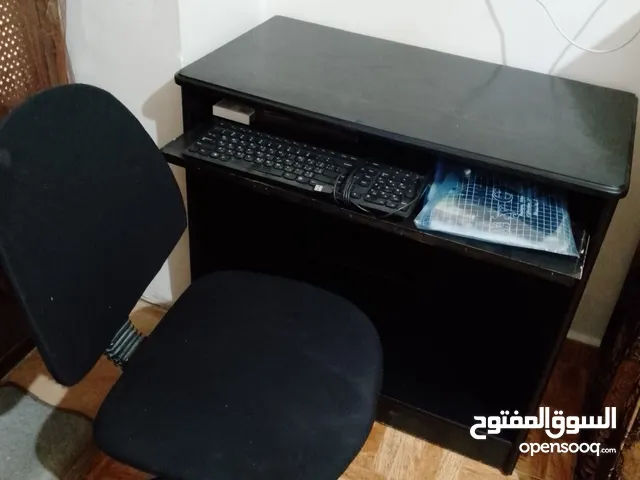 مكتب وكرسي