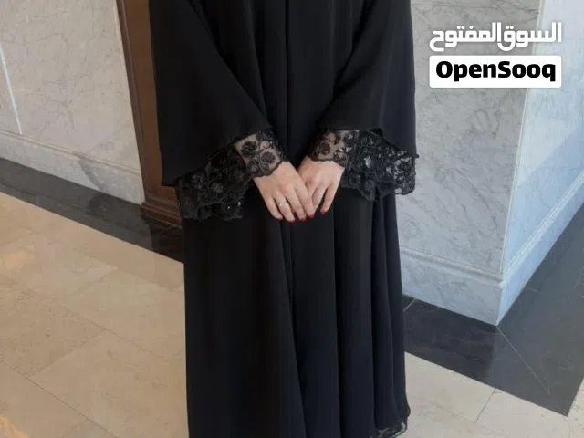 عباية سوداء فاخرة بتطريز يدوي خرز راقٍ