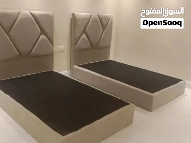 عرض السرير شخص مع دوشك