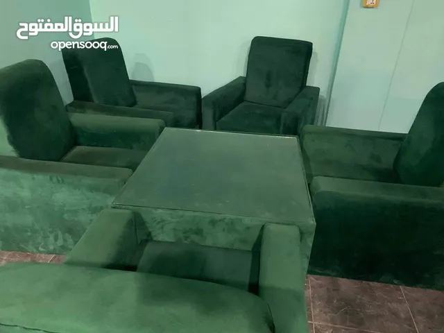 كراسي مفرد مع طاولات موجود 8 كراسي وطاولتين