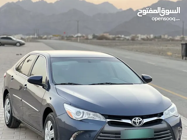 عرض 3 سيارات تويوتا كامري لاند روفر رنج تويوتا سوبرا