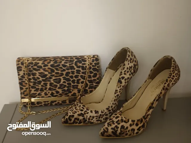 Beige With Heels in Tripoli