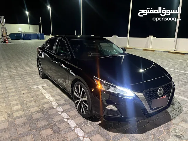 NISSAN ALTIMA SR 2021. no ACCIDENT only minor scratches. Clean and neat no work needed