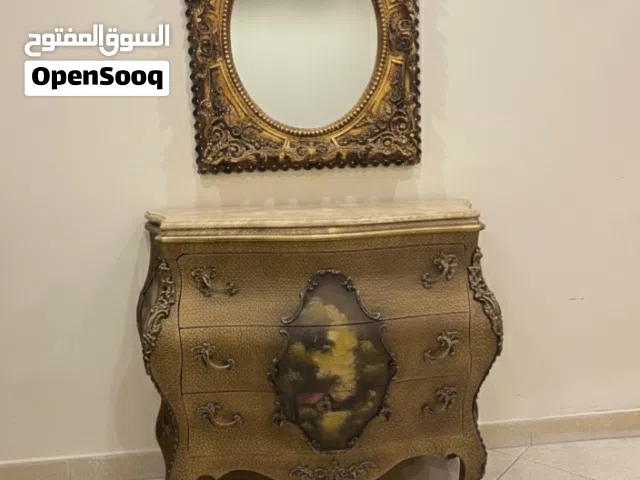 قنصل مع مرايا لون ذهبي