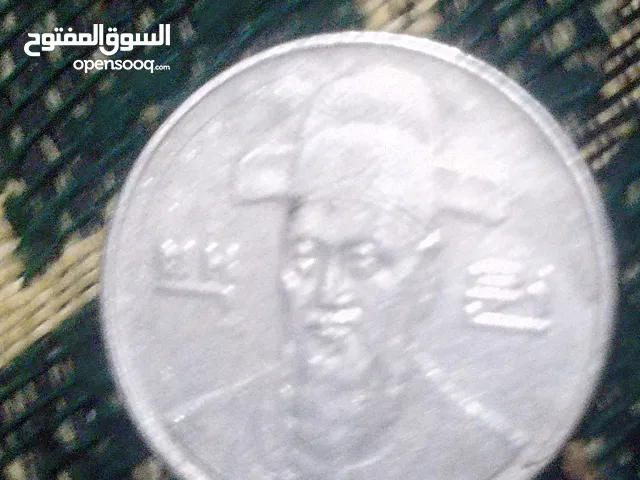 الصورة هي عملة 500 وون كوري جنوبي، وهي عملة متداولة في كوريا الجنوبية. تاريخ إصدارها يعود إلى عام