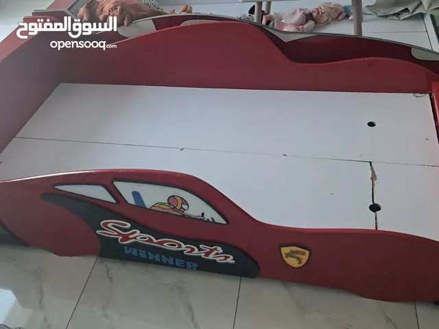 سرير اطفال على شكل سيارة سباق في حالة جيدة